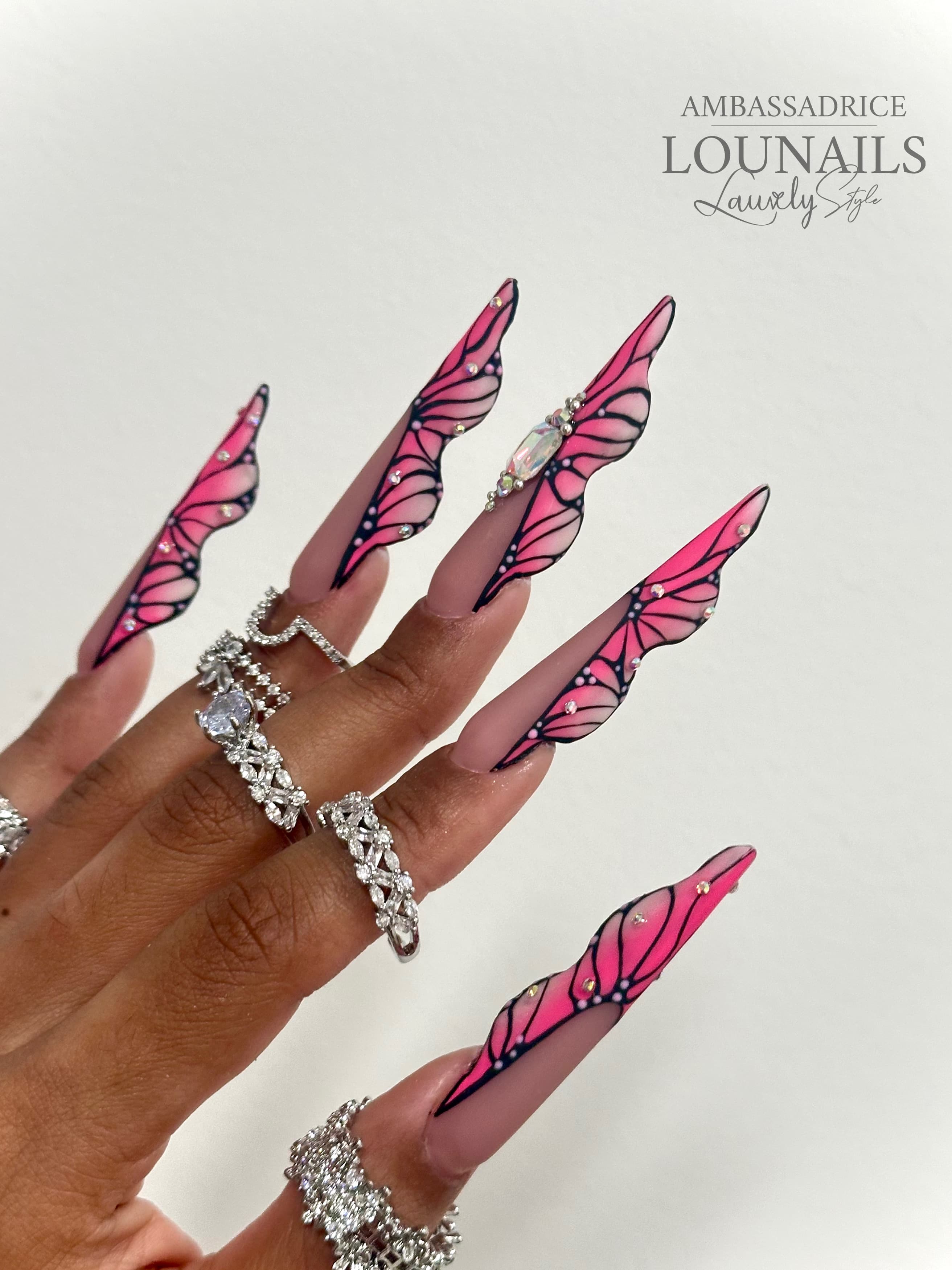 Nail art papillon rose