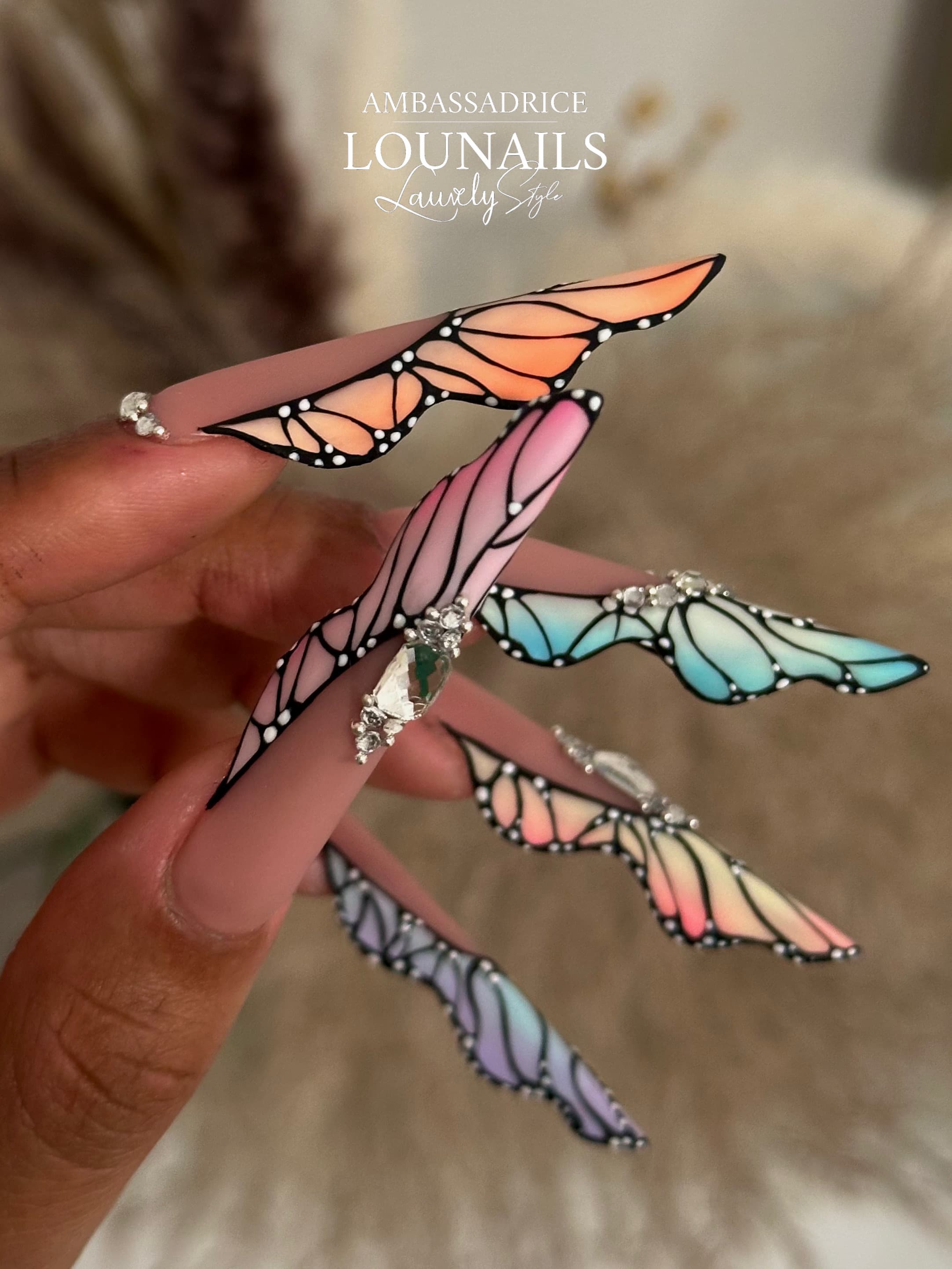 Nail art ailes de papillon pastel